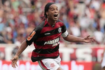 Kolejna ikona piłki nożnej z koronawirusem. Ronaldinho zmaga się z zakażeniem
